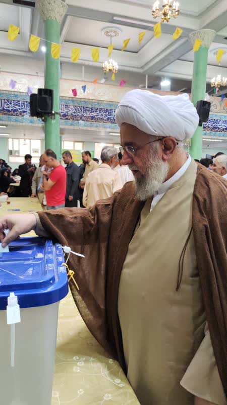 تقرير مصور/ الأمين العام للمجمع العالمي لأهل البيت (ع) يدلي بصوته في الانتخابات الإيرانية